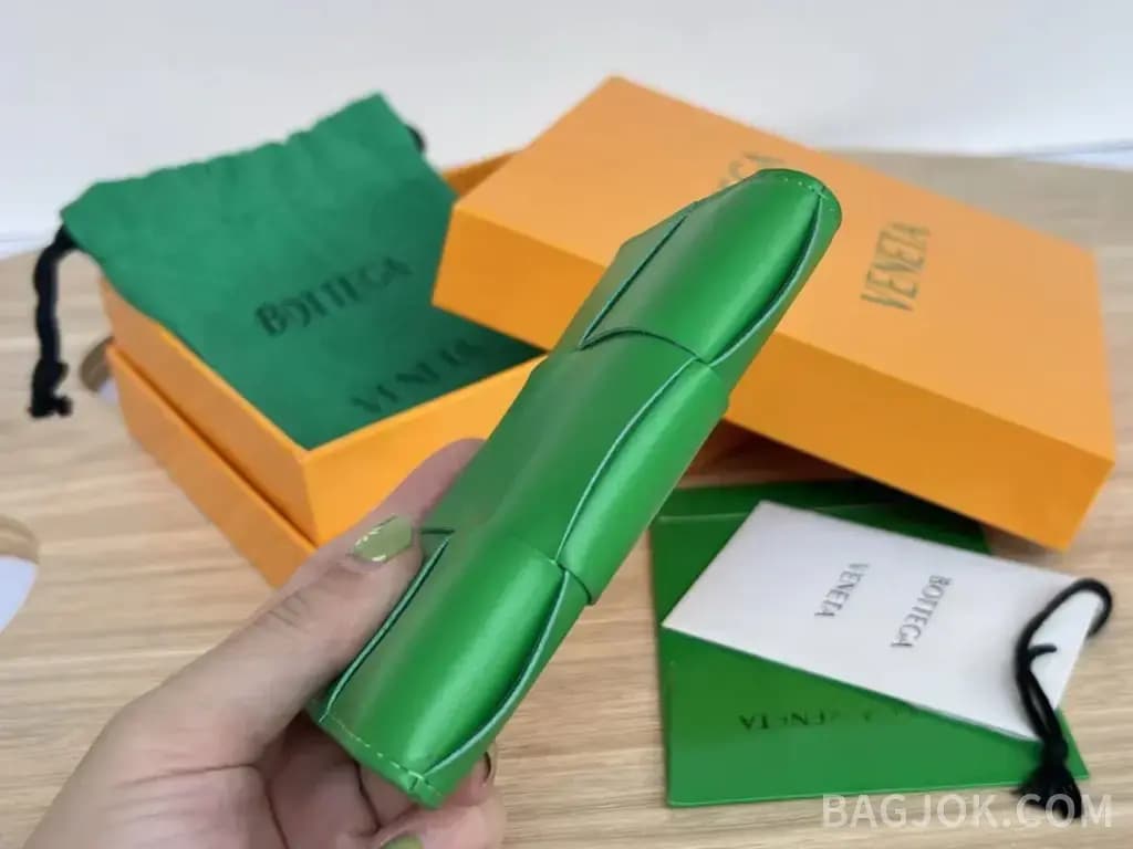 보테가베네타 보테가 베네타 카세트 플랩 카드지갑 상세 이미지