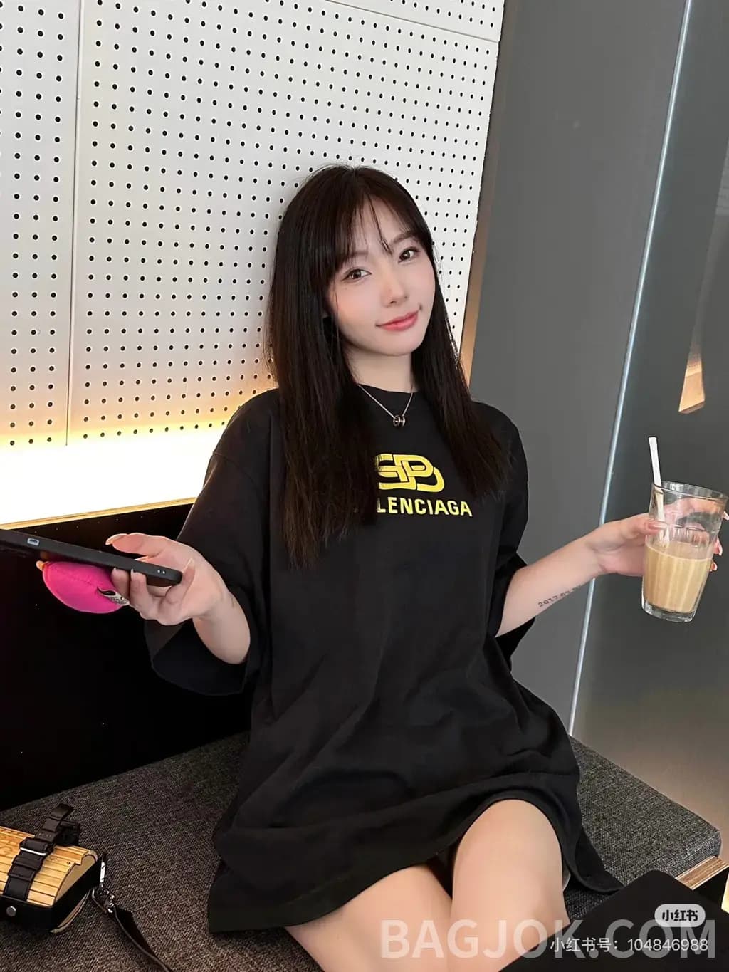 발렌시아가 발렌시아가 클래식 버클 프린트 반팔 티셔츠 상세 이미지