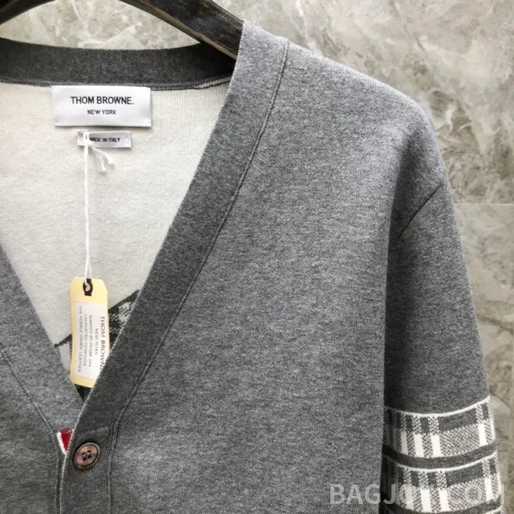 톰브라운 톰브라운 사선 완장 브이넥 가디건 상세 이미지