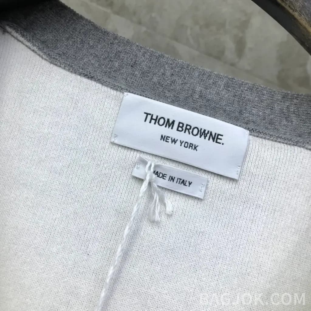 톰브라운 톰브라운 사선 완장 브이넥 가디건 상세 이미지