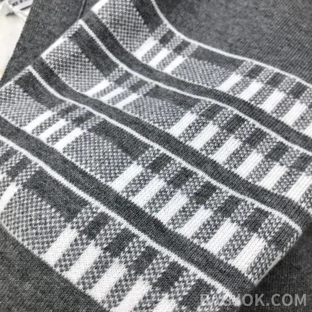 톰브라운 톰브라운 사선 완장 브이넥 가디건 상세 이미지