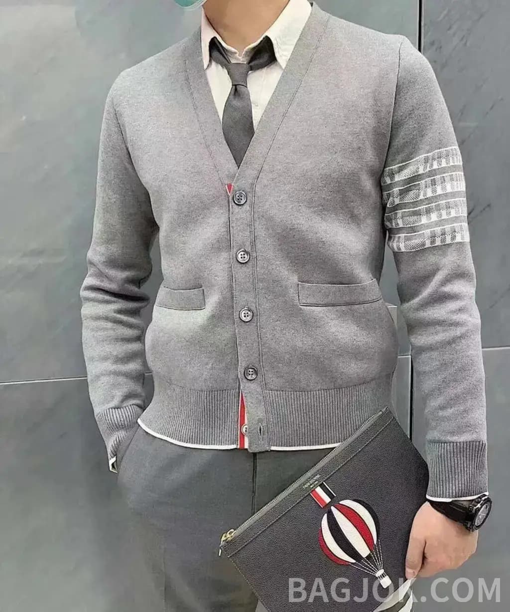 톰브라운 톰브라운 사선 완장 브이넥 가디건 상세 이미지