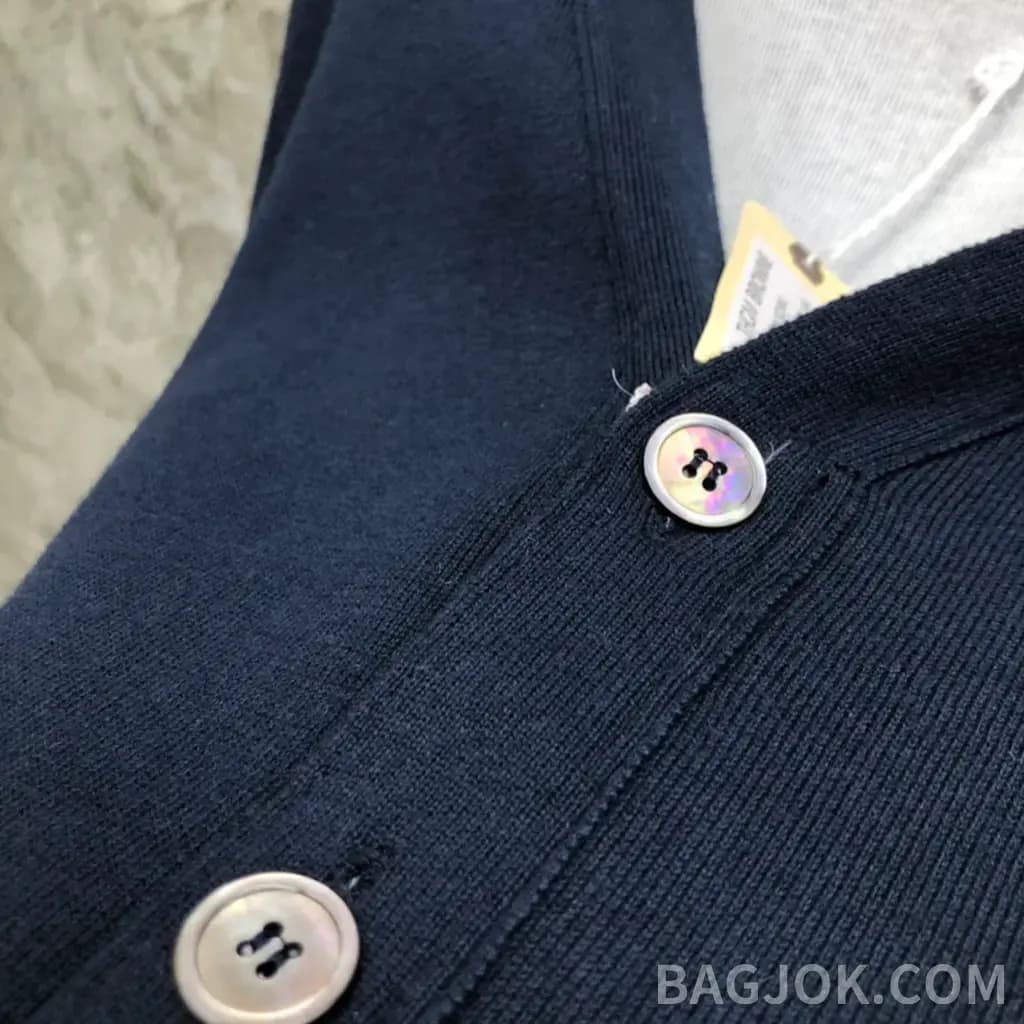 톰브라운 톰브라운 사선 완장 브이넥 가디건 상세 이미지