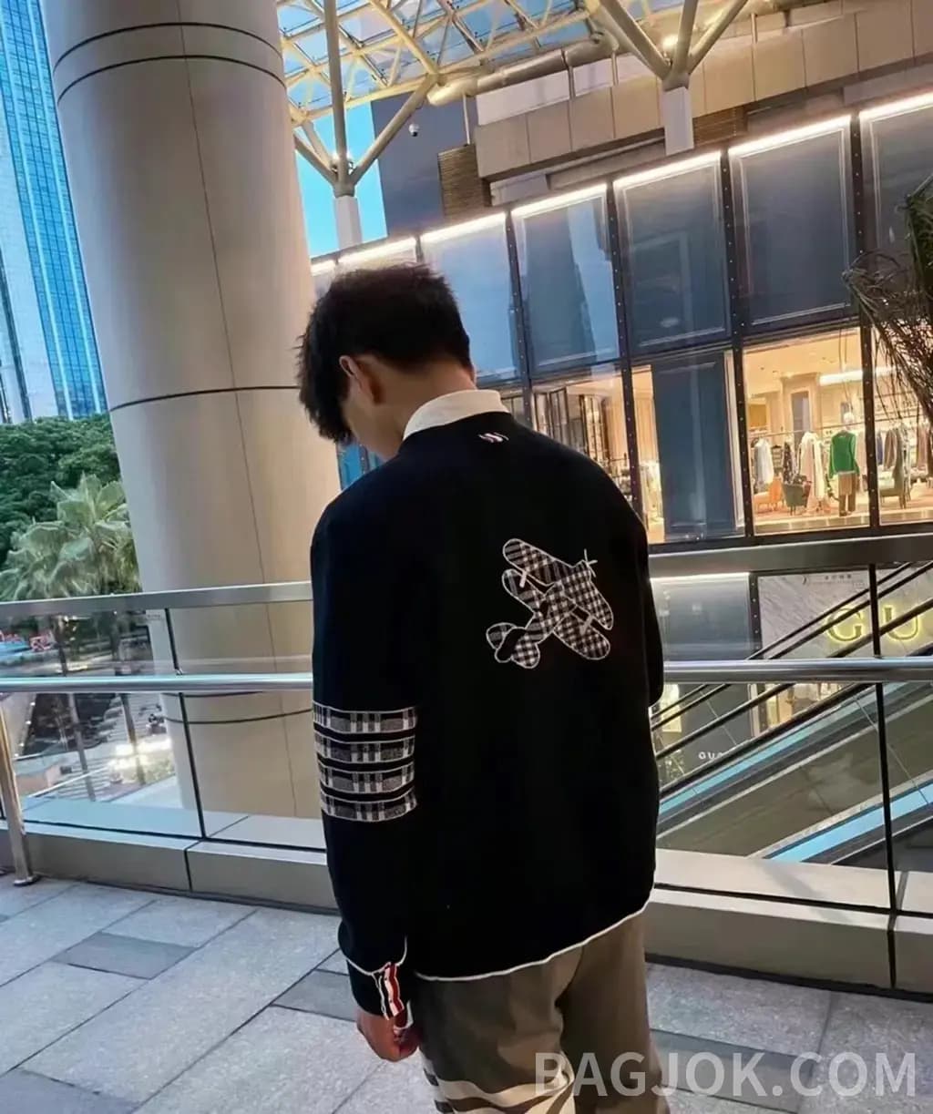 톰브라운 톰브라운 사선 완장 브이넥 가디건 상세 이미지