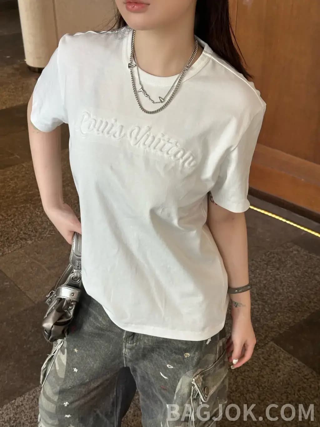 루이비통 루이비통 자수 로고 반팔 티셔츠 상세 이미지