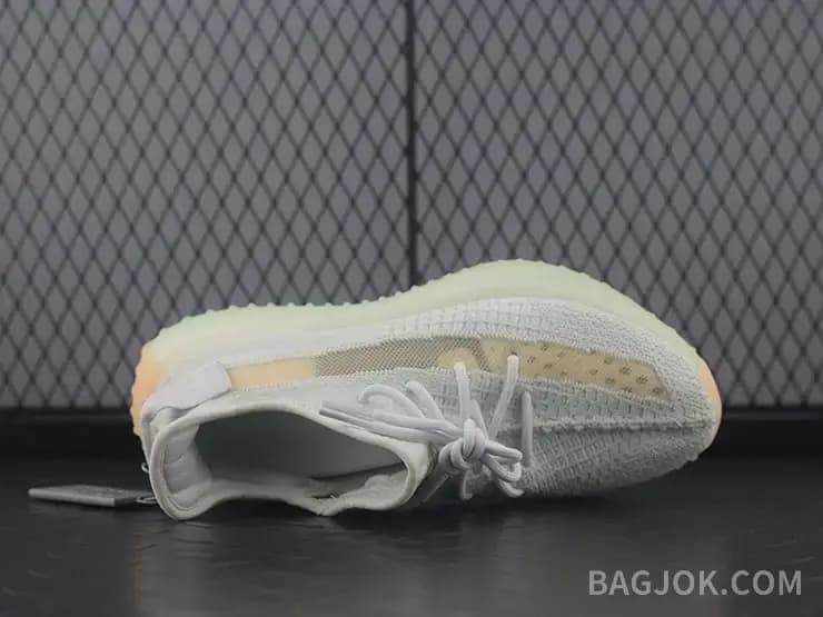 아디다스 YEEZY 350 V2 상세 이미지