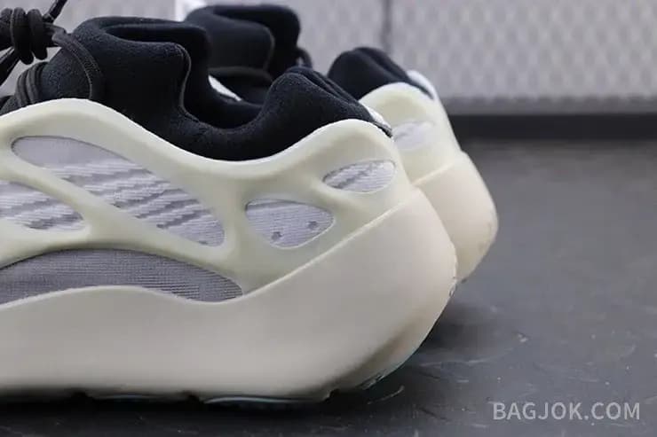 아디다스 YEEZY 700 V3 상세 이미지