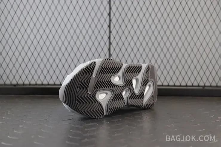 아디다스 YEEZY 700 상세 이미지