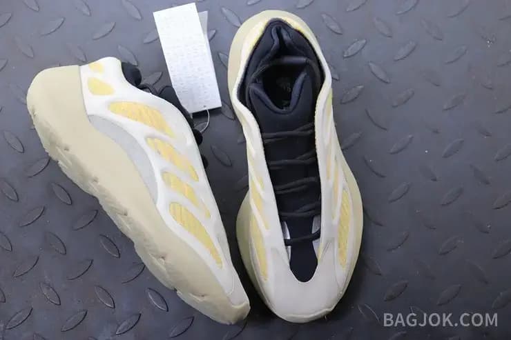 아디다스 YEEZY 700 V3 상세 이미지