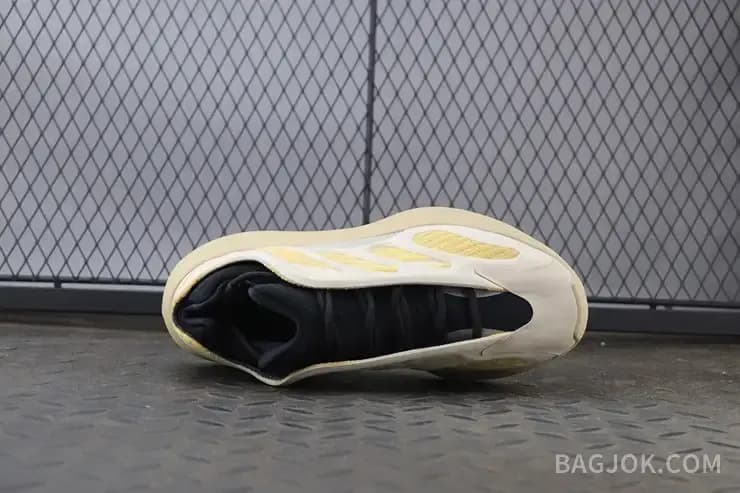 아디다스 YEEZY 700 V3 상세 이미지