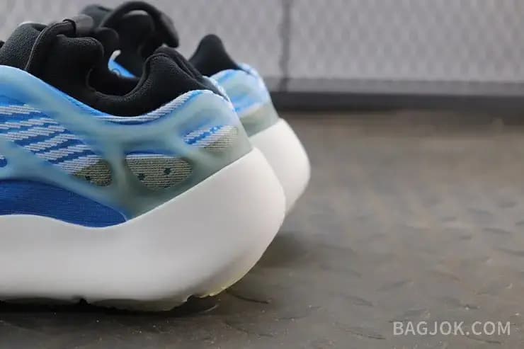 아디다스 YEEZY 700 V3 상세 이미지