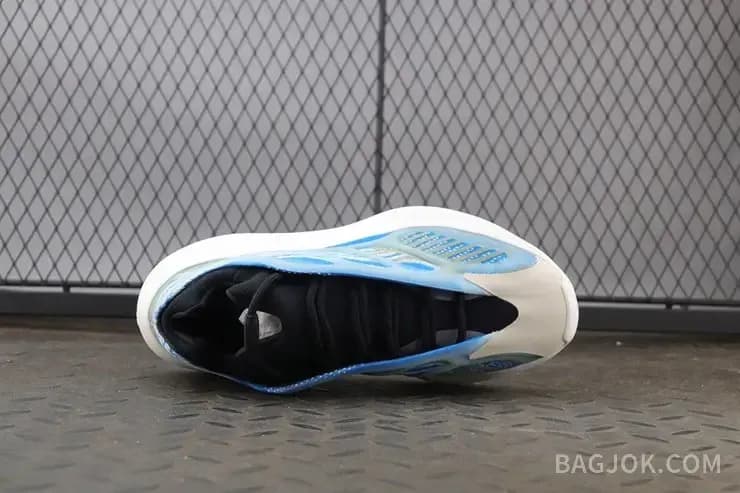 아디다스 YEEZY 700 V3 상세 이미지