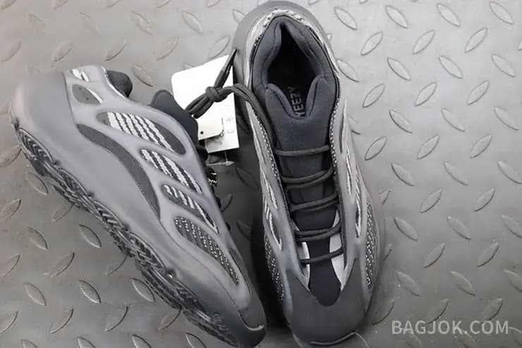 아디다스 YEEZY 700 V3 상세 이미지