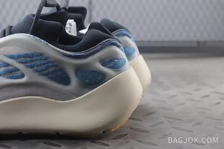 아디다스 YEEZY 700 V3 상세 이미지