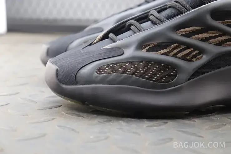 아디다스 YEEZY 700 V3 상세 이미지