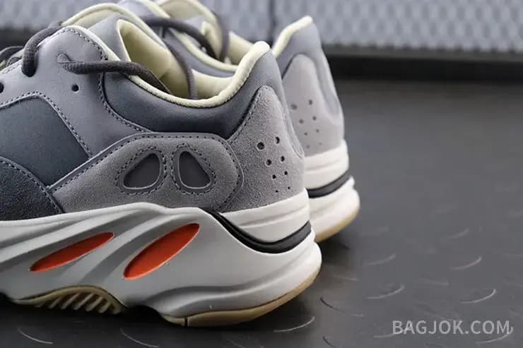 아디다스 YEEZY 700 상세 이미지