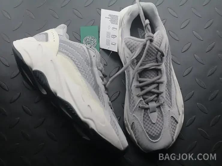 아디다스 YEEZY 700 상세 이미지