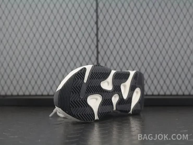 아디다스 YEEZY 700 상세 이미지