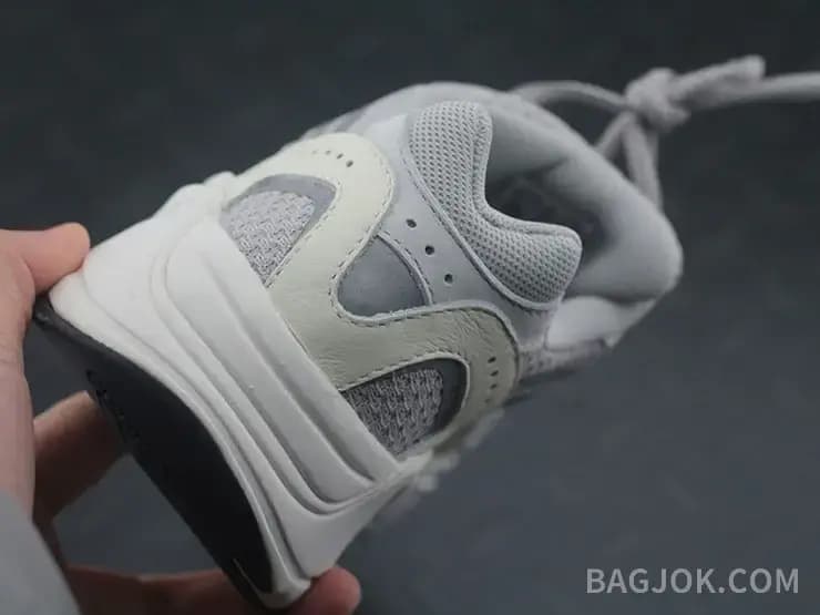 아디다스 YEEZY 700 상세 이미지