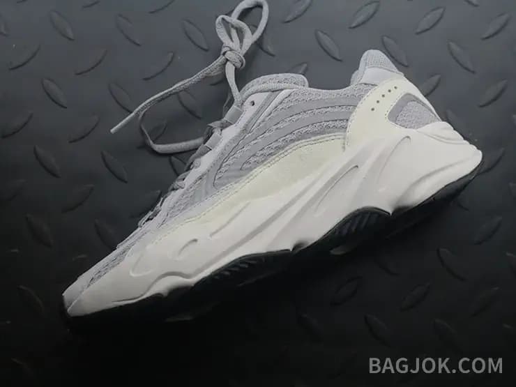 아디다스 YEEZY 700 상세 이미지