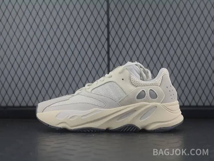 아디다스 YEEZY 700 상세 이미지
