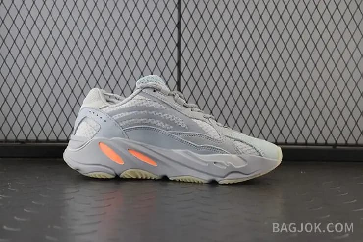 아디다스 YEEZY 700 상세 이미지