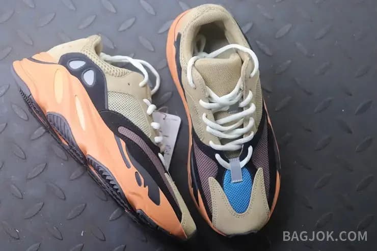 아디다스 YEEZY 700 상세 이미지