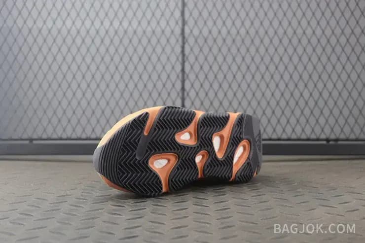 아디다스 YEEZY 700 상세 이미지