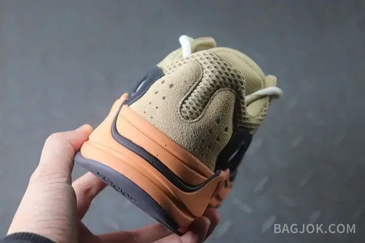 아디다스 YEEZY 700 상세 이미지