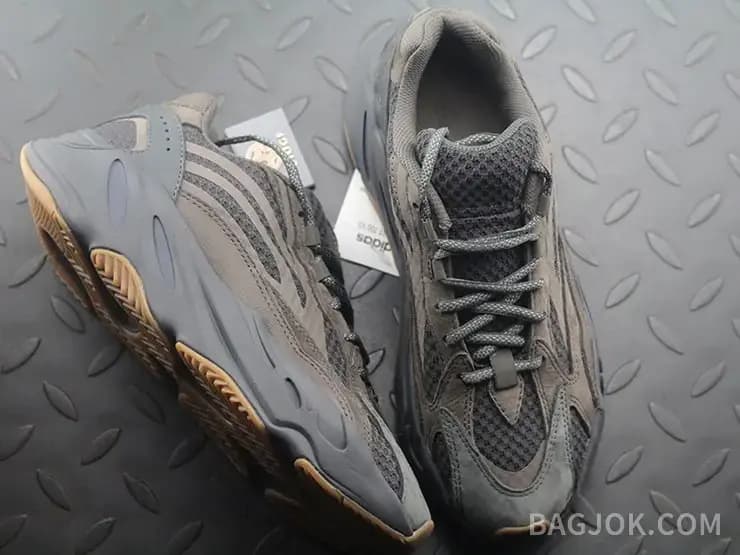 아디다스 YEEZY 700 상세 이미지