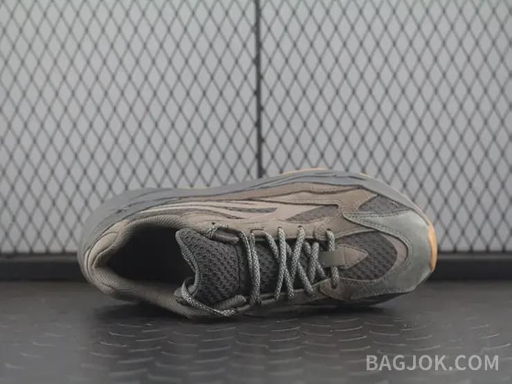 아디다스 YEEZY 700 상세 이미지