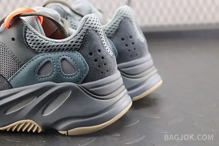아디다스 YEEZY 700 상세 이미지
