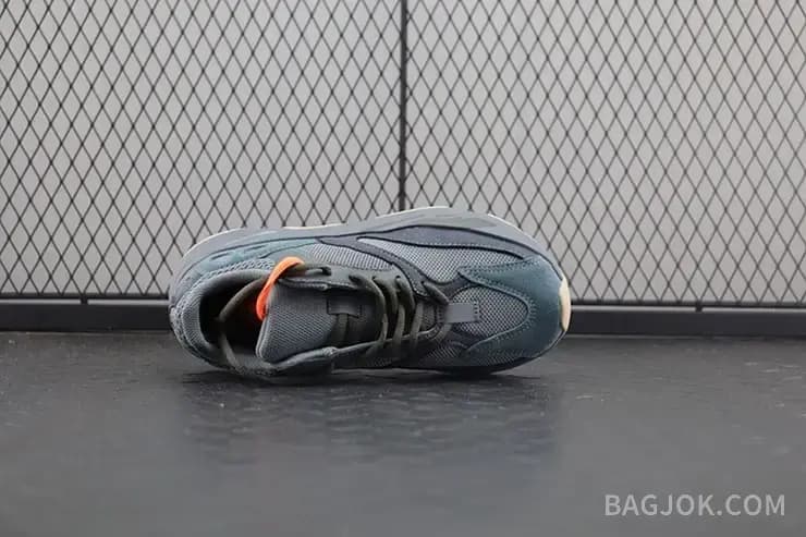 아디다스 YEEZY 700 상세 이미지