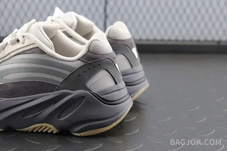 아디다스 YEEZY 700 상세 이미지