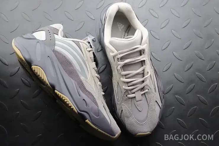 아디다스 YEEZY 700 상세 이미지
