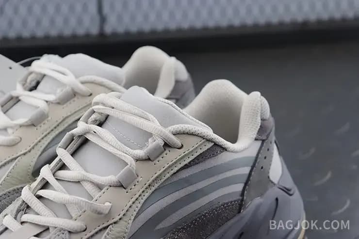 아디다스 YEEZY 700 상세 이미지