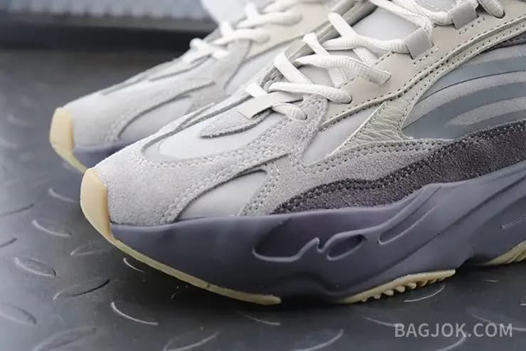 아디다스 YEEZY 700 상세 이미지