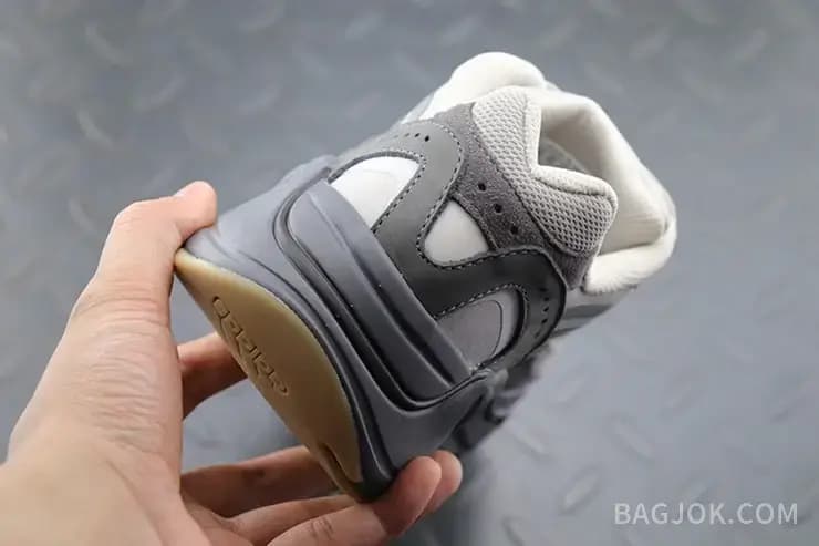 아디다스 YEEZY 700 상세 이미지