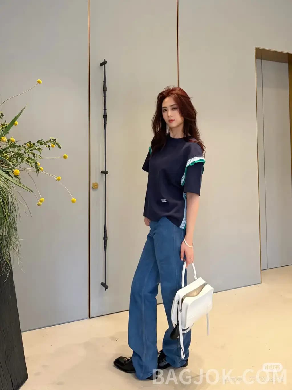 로에베 로에베 스트라이프 숄더 디테일 크롭 반팔 티셔츠 상세 이미지