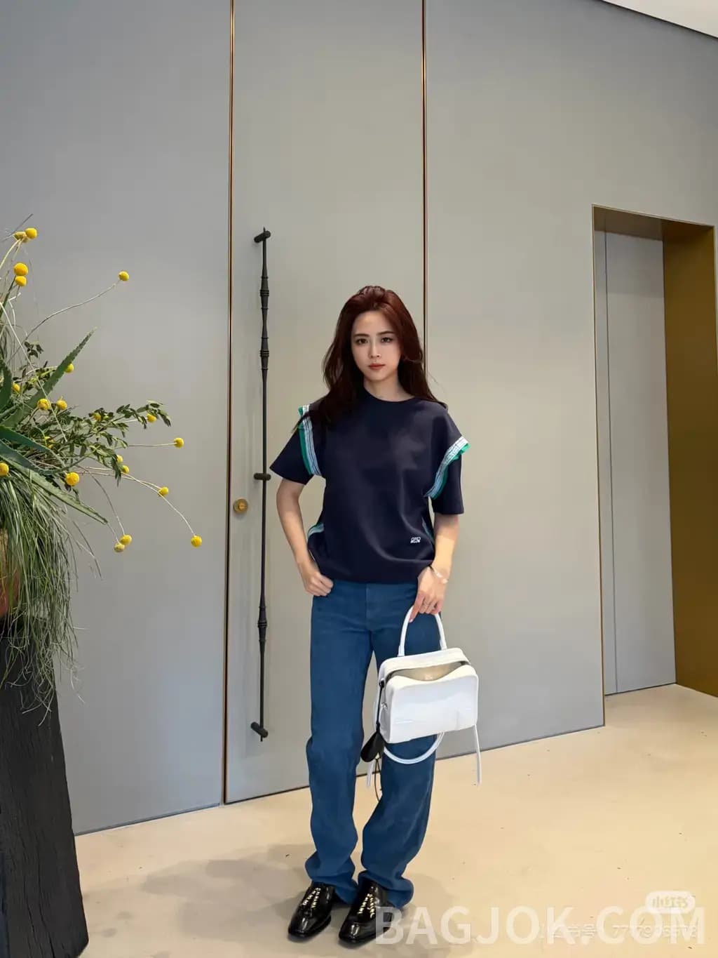 로에베 로에베 스트라이프 숄더 디테일 크롭 반팔 티셔츠 상세 이미지