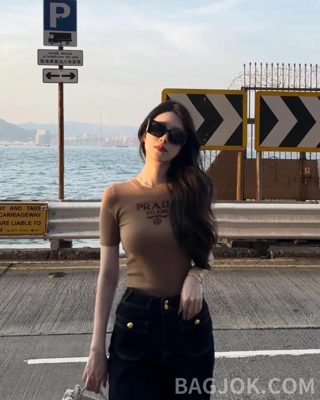 프라다 프라다 26SS 미니멀 리브드 로고 니트 티셔츠 상세 이미지