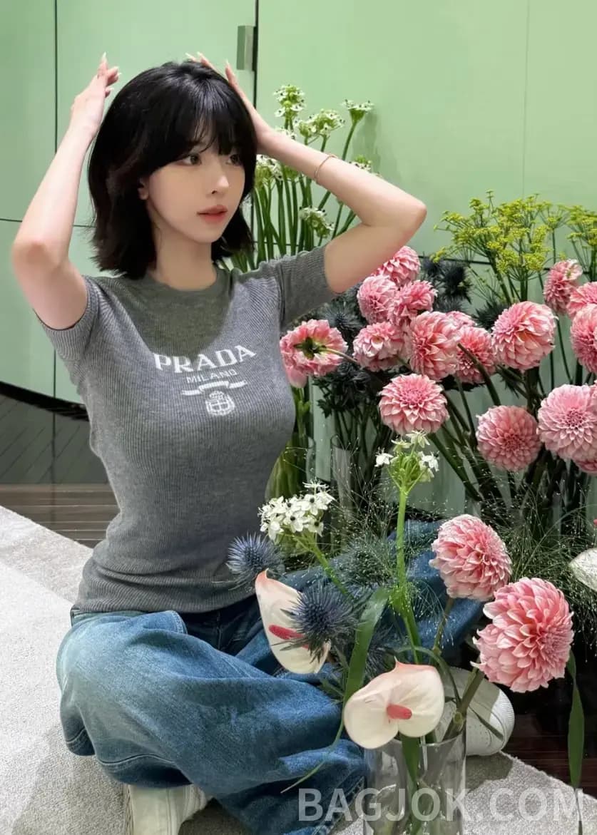 프라다 프라다 26SS 미니멀 리브드 로고 니트 티셔츠 상세 이미지