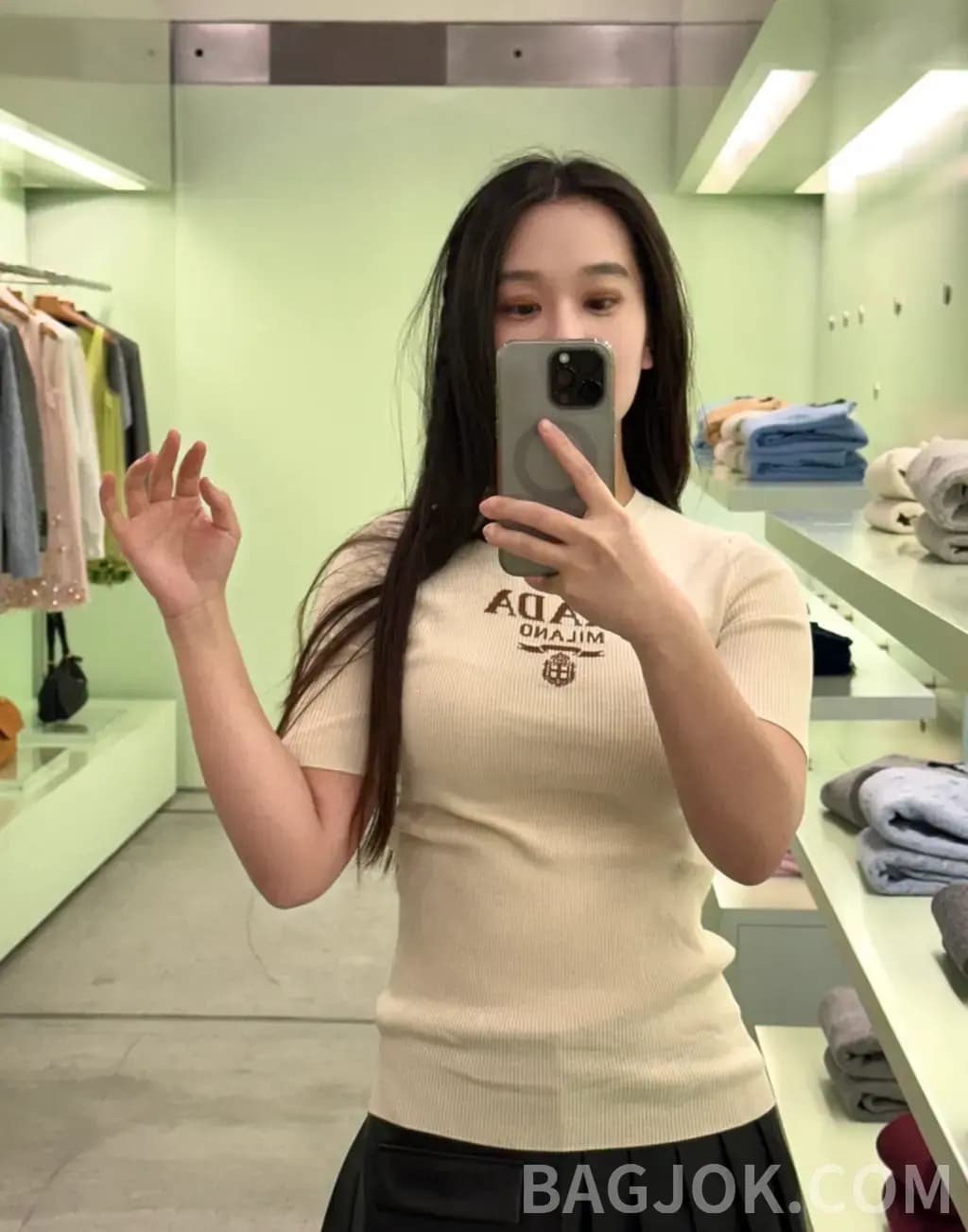 프라다 프라다 26SS 미니멀 리브드 로고 니트 티셔츠 상세 이미지