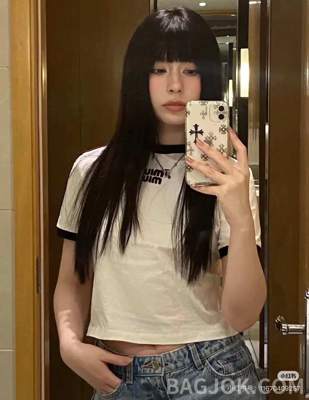 미우미우 미우미우 콘트라스트 립 로고 자수 티셔츠 상세 이미지