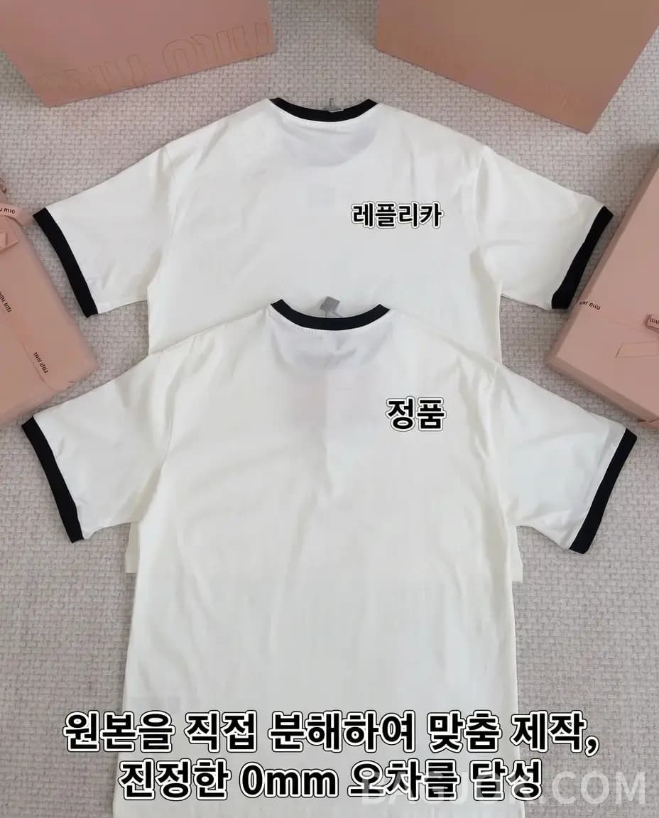 미우미우 미우미우 콘트라스트 립 로고 자수 티셔츠 상세 이미지