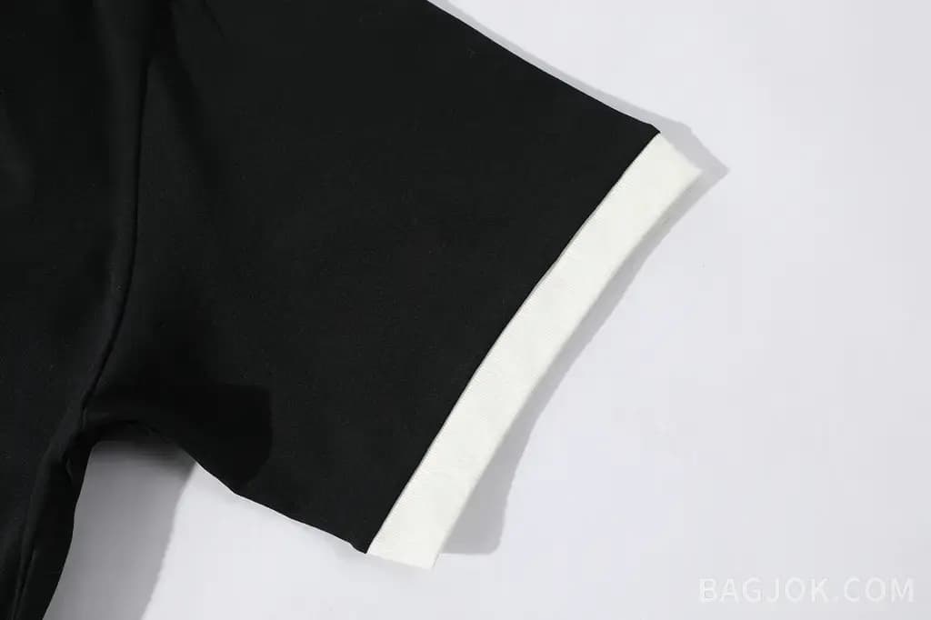 미우미우 미우미우 콘트라스트 립 로고 자수 티셔츠 상세 이미지