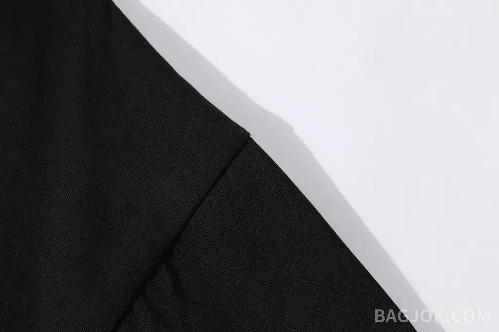 미우미우 미우미우 콘트라스트 립 로고 자수 티셔츠 상세 이미지