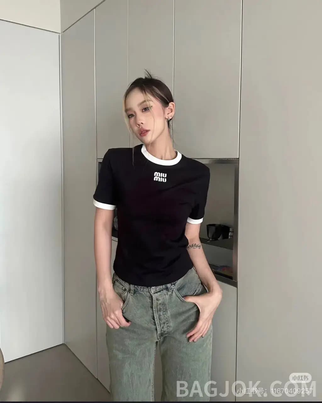 미우미우 미우미우 콘트라스트 립 로고 자수 티셔츠 상세 이미지