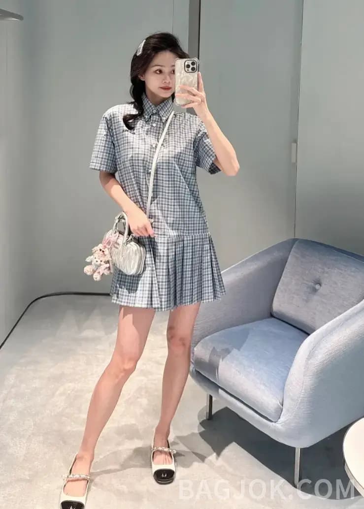 미우미우 미우미우 시그니처 블루 깅엄 체크 플리츠 셔츠 원피스 상세 이미지