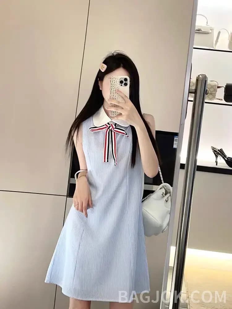 톰브라운 톰브라운 RWB 리본 타이 피터팬 칼라 스트라이프 슬리브리스 원피스 상세 이미지